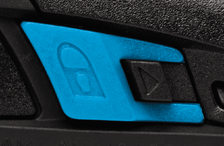 con pequeño pulsador